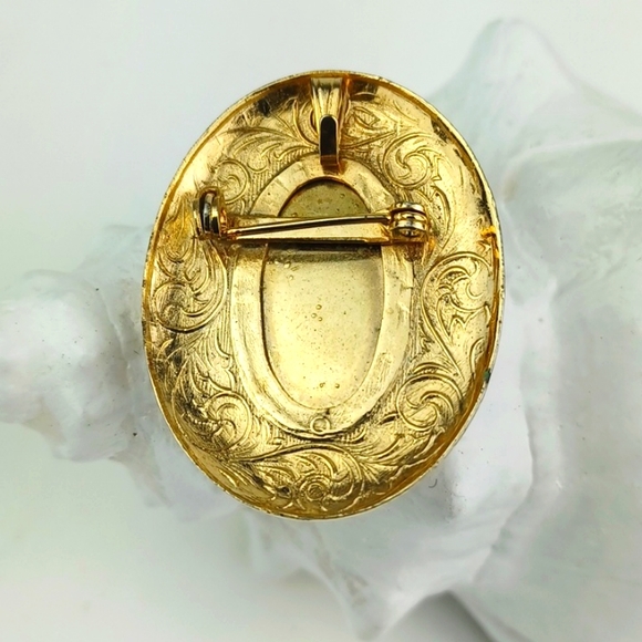 Vintage Style Vibrant Green Etched Gold-Tone Brooch & Pendant - Picture 3 of 6